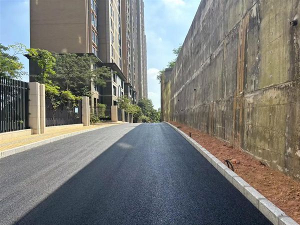 复合式沥青路面摊铺 复合式沥青路面摊铺.jpg